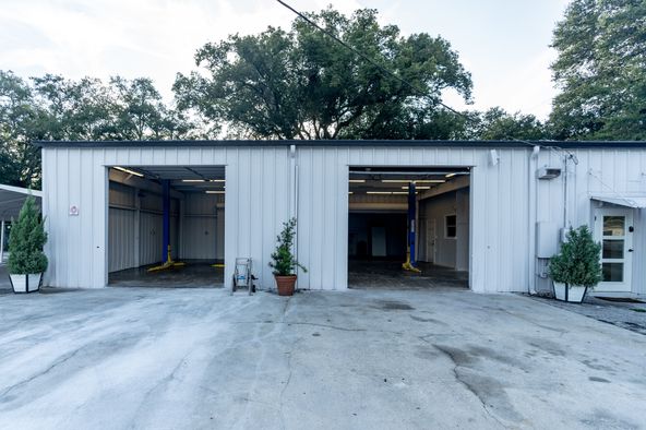 N. Florida Ave Warehouse or Automotive/Office/Showroom- 6,061 SF : 14041 N Florida Ave, Tampa, FL 33613
